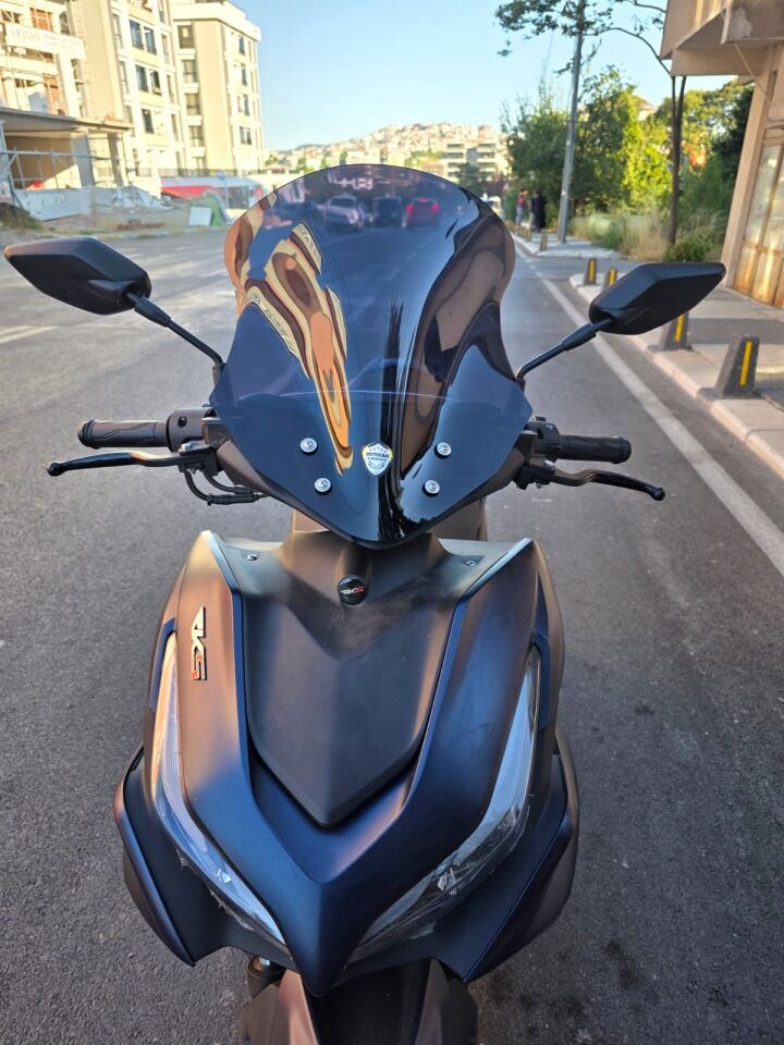 MOTOCAM Yamaha Mio Aerox 125 Ön Cam 2023-2026 Model 43cm Siyah Renkli 4mm
