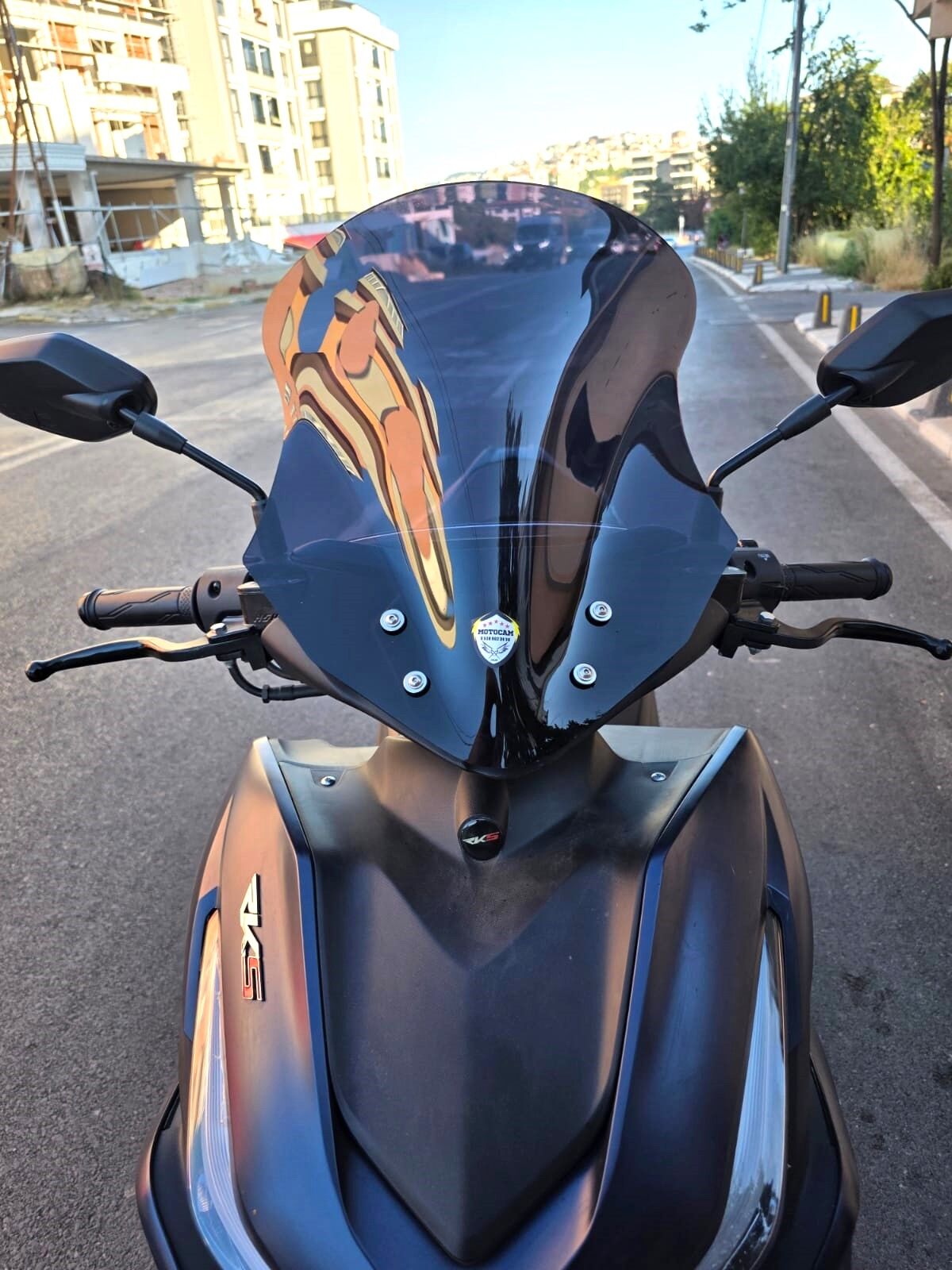 MOTOCAM Yamaha Mio Aerox 125 Ön Cam 2023-2026 Model 43cm Siyah Renkli 4mm