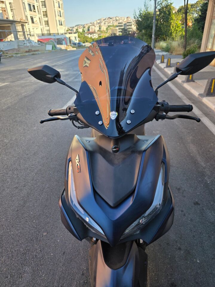 MOTOCAM Yamaha Mio Aerox 125 Ön Cam 2023-2026 Model 43cm Siyah Renkli 4mm