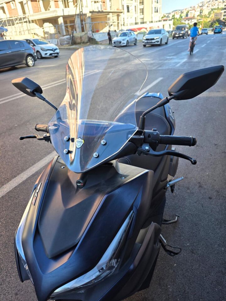 MOTOCAM Yamaha Mio Aerox 125 Ön Cam 2023-2026 Model 43cm Şeffaf Renkli 4mm