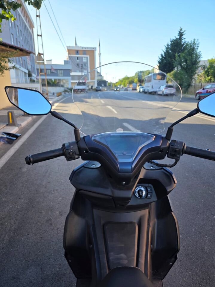 MOTOCAM Yamaha Mio Aerox 125 Ön Cam 2023-2026 Model 43cm Şeffaf Renkli 4mm