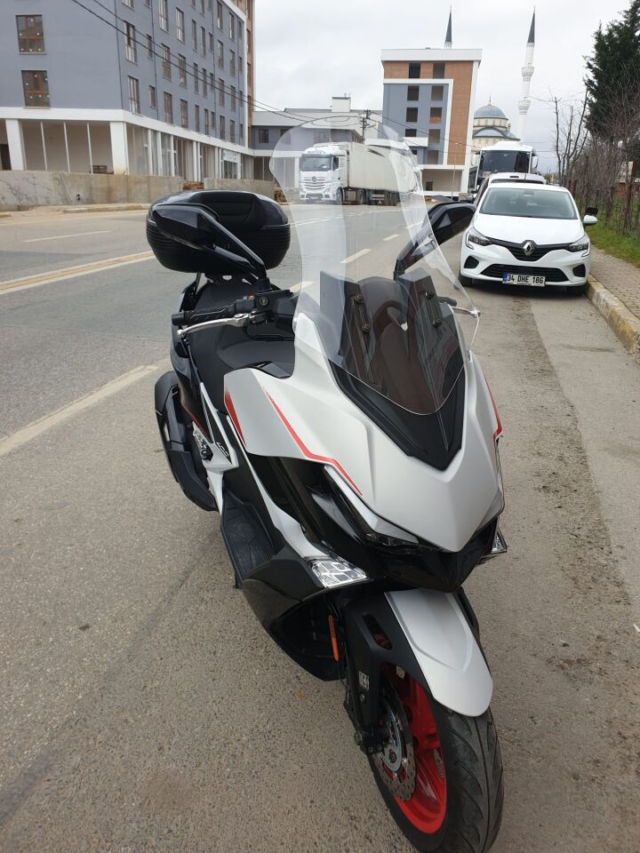 MOTOCAM Kymco Xciting VS 400 Ön Cam 2023-2026 Model 66cm Şeffaf Renkli 4mm