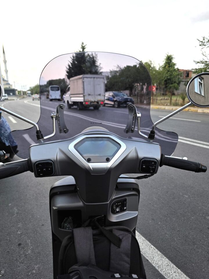 MOTOCAM Mondial Exon 125 Ön Cam 2023-2026 Model 39cm Füme Renkli 4mm Elcikli APARATSIZ