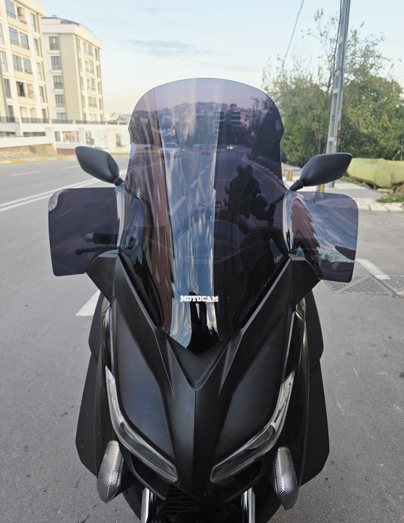 MOTOCAM Yamaha Xmax Ön Cam 2014-2017 Model 59cm Siyah Renkli 4mm ELCİKLİ