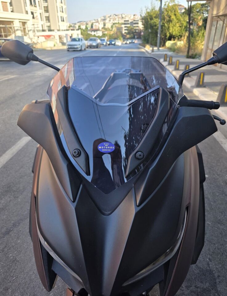 MOTOCAM Yamaha Xmax Ön Cam 2018-2022 Model 36cm Füme Renkli 4mm SPORTİF