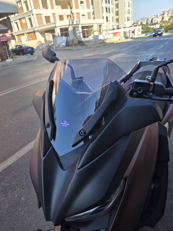 MOTOCAM Yamaha Xmax Ön Cam 2018-2022 Model 36cm Füme Renkli 4mm SPORTİF