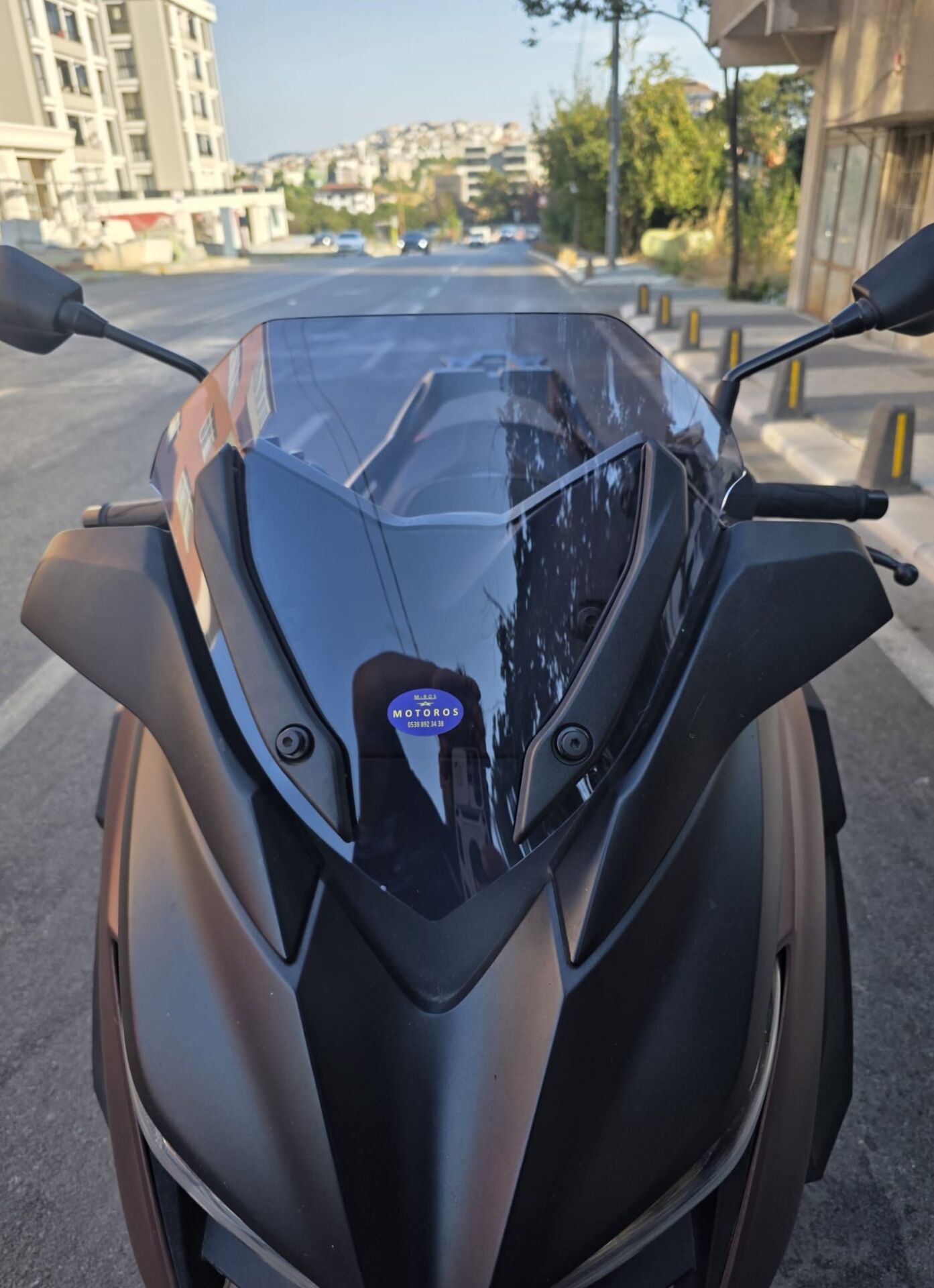 MOTOCAM Yamaha Xmax Ön Cam 2018-2022 Model 36cm Füme Renkli 4mm SPORTİF