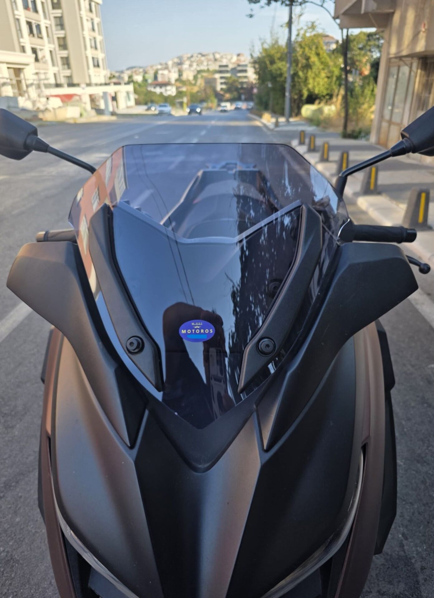 MOTOCAM Yamaha Xmax Ön Cam 2018-2022 Model 36cm Füme Renkli 4mm SPORTİF