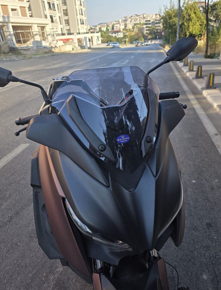 MOTOCAM Yamaha Xmax Ön Cam 2018-2022 Model 36cm Füme Renkli 4mm SPORTİF