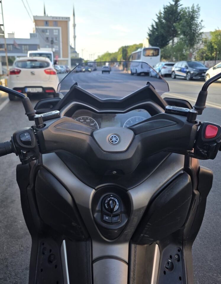 MOTOCAM Yamaha Xmax Ön Cam 2018-2022 Model 36cm Füme Renkli 4mm SPORTİF