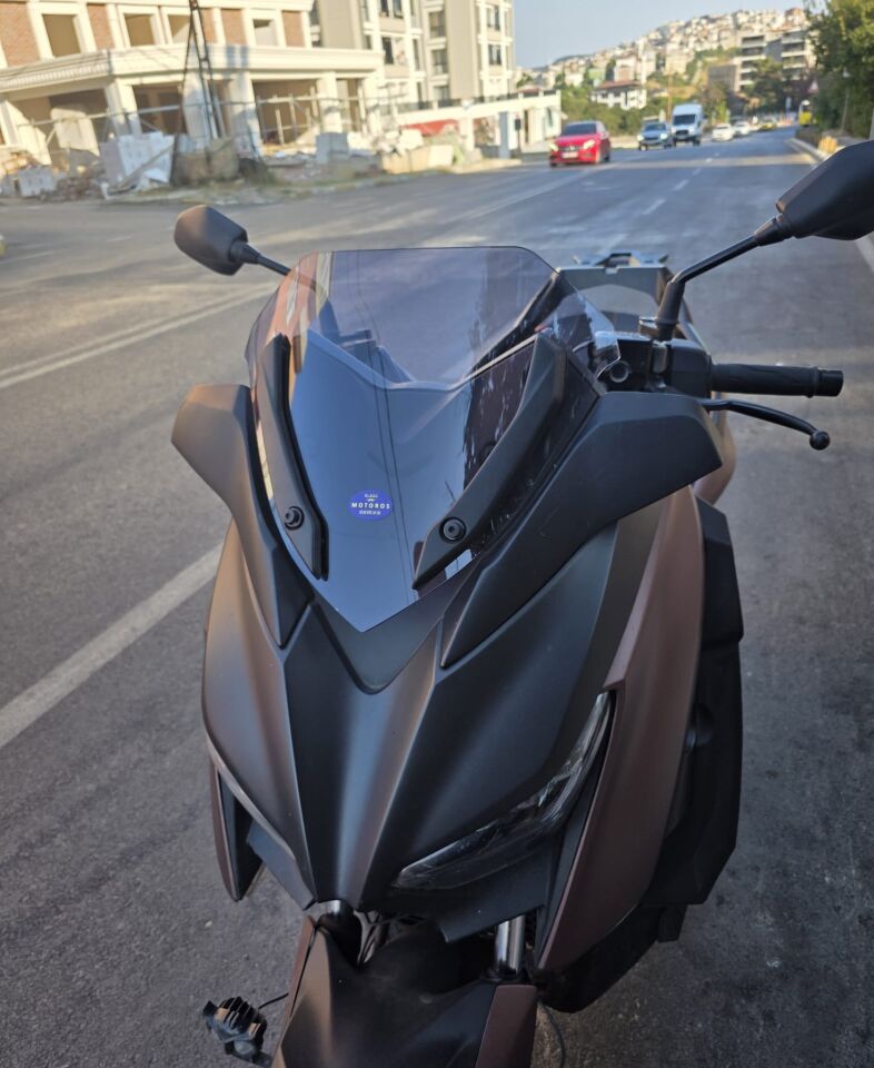 MOTOCAM Yamaha Xmax Ön Cam 2018-2022 Model 36cm Füme Renkli 4mm SPORTİF