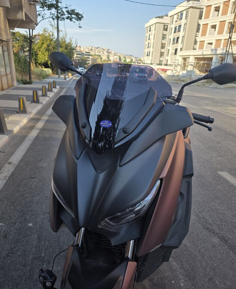 MOTOCAM Yamaha Xmax Ön Cam 2018-2022 Model 36cm Siyah Renkli 4mm SPORTİF
