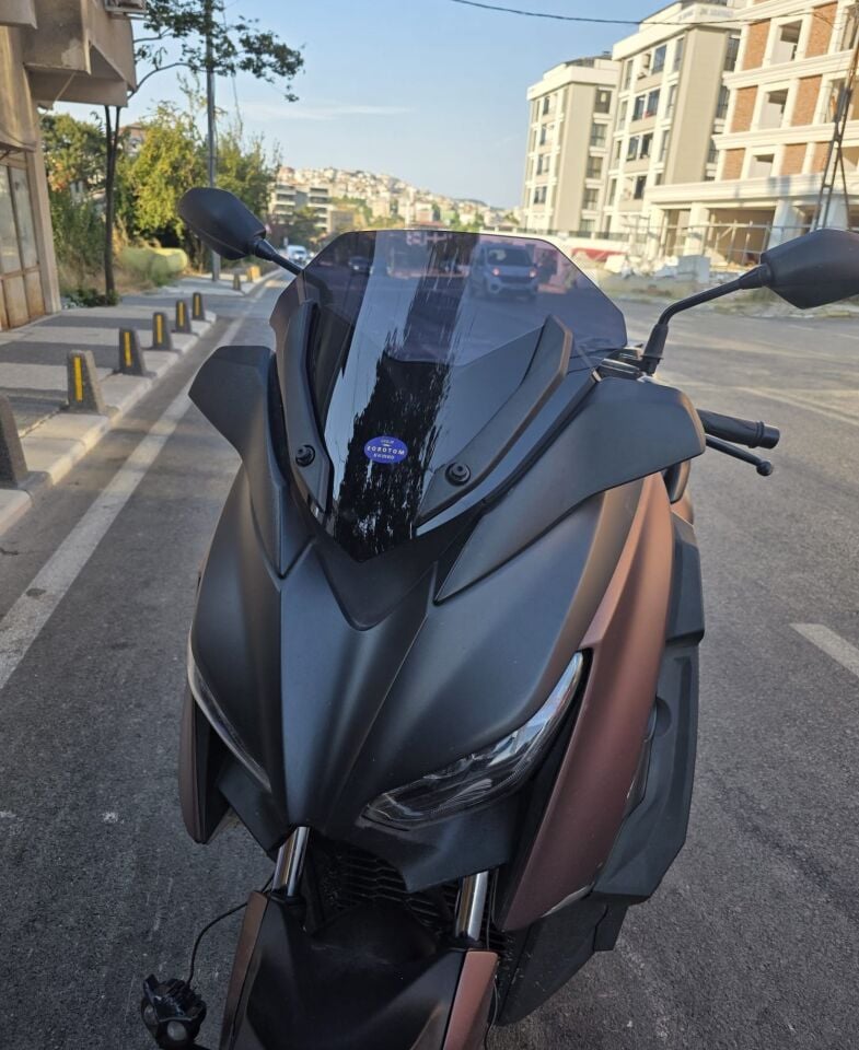 MOTOCAM Yamaha Xmax Ön Cam 2018-2022 Model 36cm Siyah Renkli 4mm SPORTİF