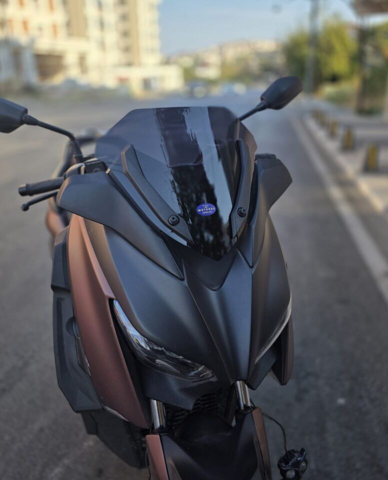 MOTOCAM Yamaha Xmax Ön Cam 2018-2022 Model 36cm Siyah Renkli 4mm SPORTİF