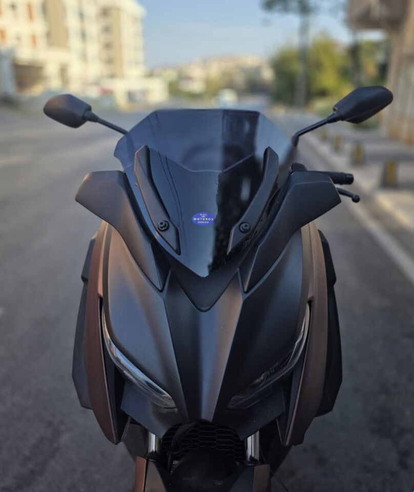 MOTOCAM Yamaha Xmax Ön Cam 2018-2022 Model 36cm Siyah Renkli 4mm SPORTİF