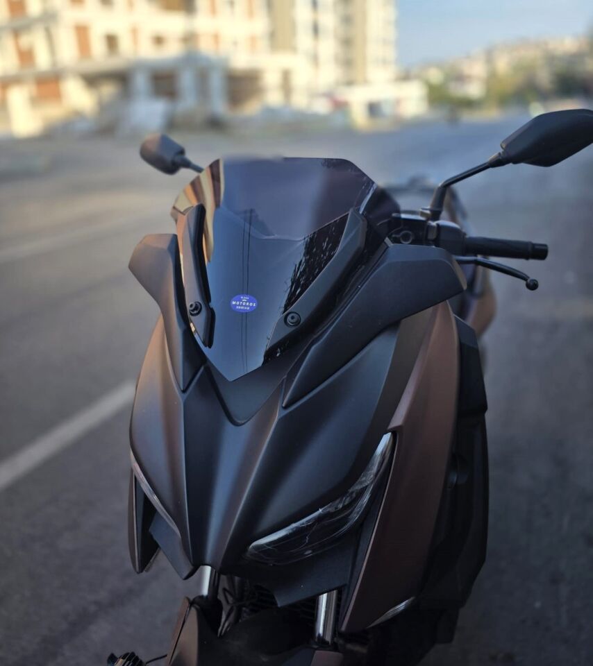 MOTOCAM Yamaha Xmax Ön Cam 2018-2022 Model 36cm Siyah Renkli 4mm SPORTİF