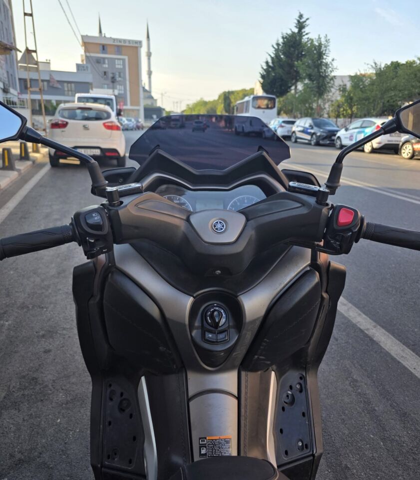 MOTOCAM Yamaha Xmax Ön Cam 2018-2022 Model 36cm Siyah Renkli 4mm SPORTİF