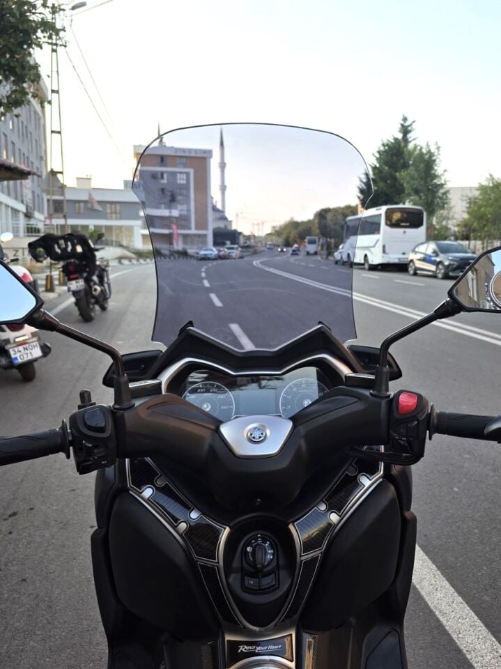 MOTOCAM Yamaha Xmax Ön Cam 2018-2022 Model 65cm Füme Renkli 4mm