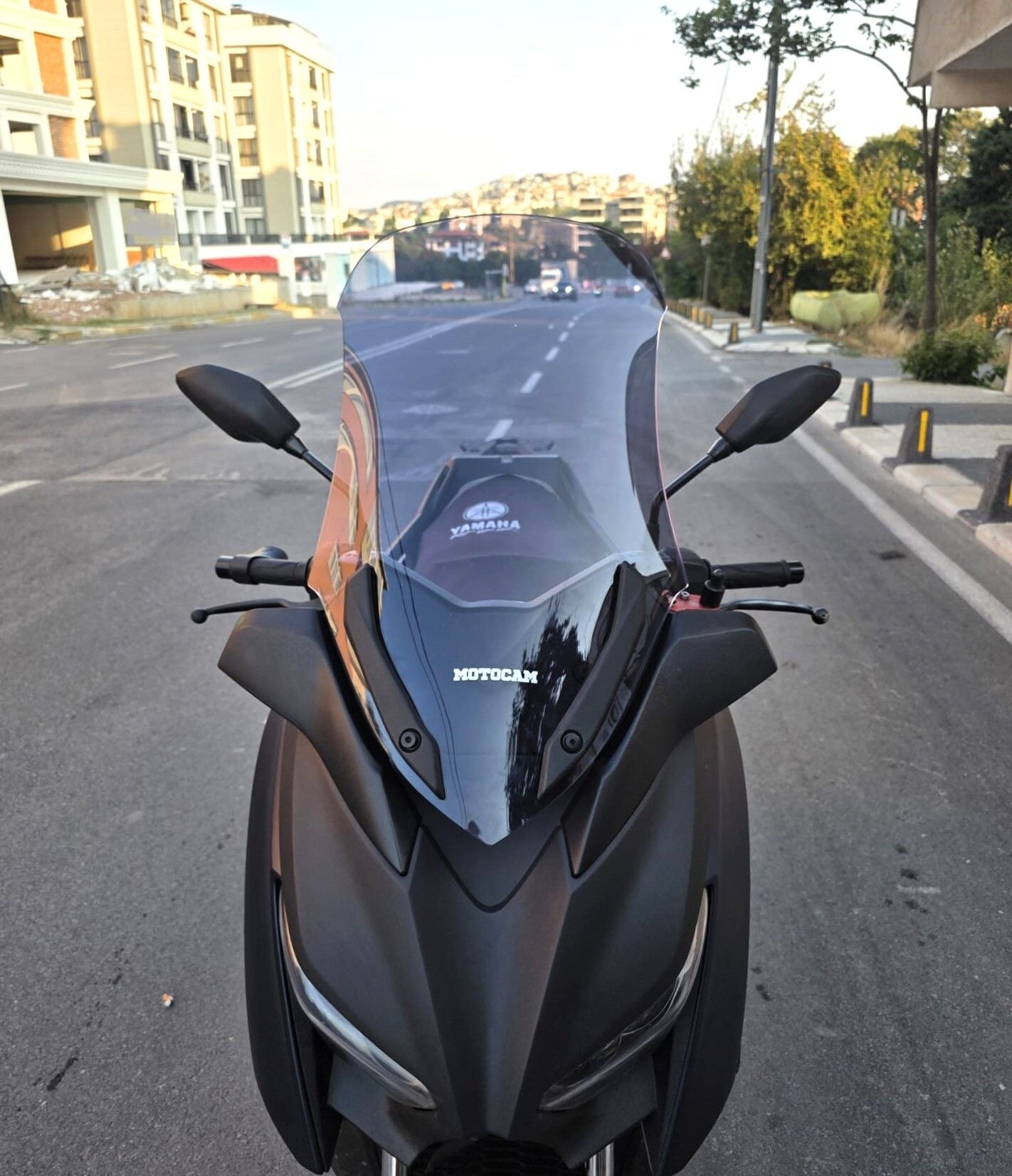 MOTOCAM Yamaha Xmax Ön Cam 2018-2022 Model 65cm Füme Renkli 4mm