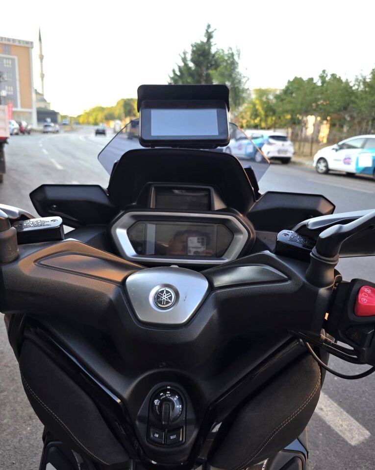 MOTOCAM Yamaha Xmax Ön Cam 2023-2026 Model 36cm Füme Renkli 4mm SPORTİF