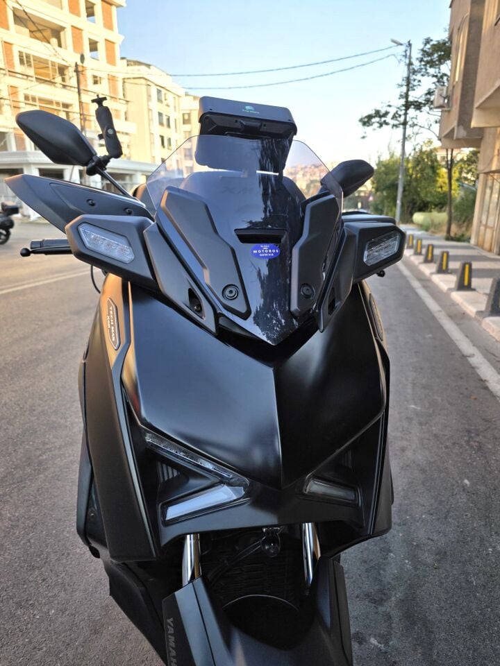 MOTOCAM Yamaha Xmax Ön Cam 2023-2026 Model 36cm Füme Renkli 4mm SPORTİF