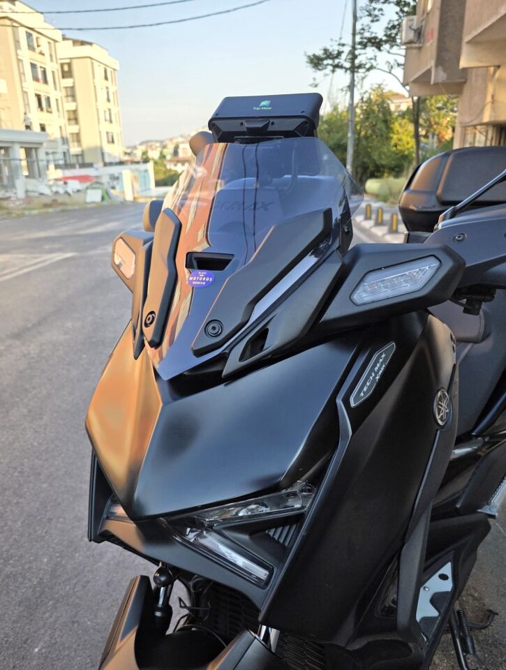 MOTOCAM Yamaha Xmax Ön Cam 2023-2026 Model 36cm Füme Renkli 4mm SPORTİF
