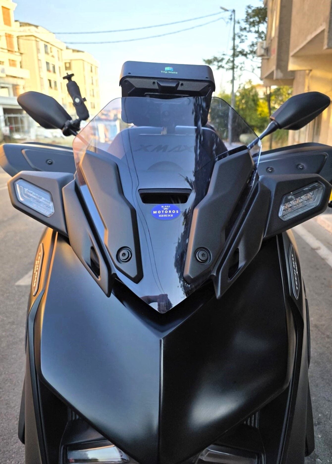 MOTOCAM Yamaha Xmax Ön Cam 2023-2026 Model 36cm Füme Renkli 4mm SPORTİF