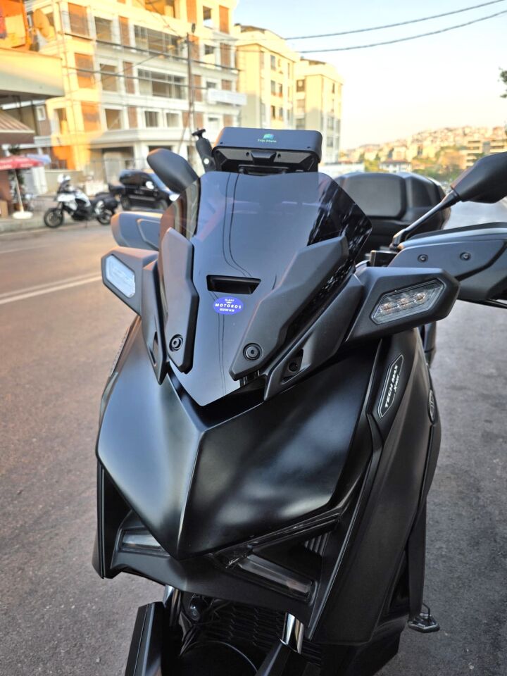 MOTOCAM Yamaha Xmax Ön Cam 2023-2026 Model 36cm Siyah Renkli 4mm SPORTİF