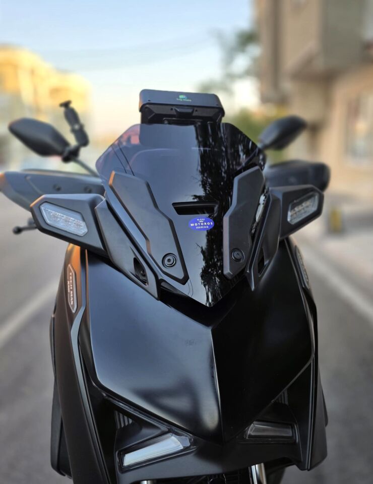 MOTOCAM Yamaha Xmax Ön Cam 2023-2026 Model 36cm Siyah Renkli 4mm SPORTİF