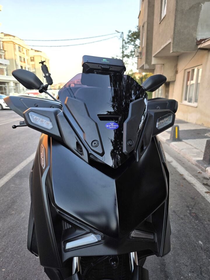 MOTOCAM Yamaha Xmax Ön Cam 2023-2026 Model 36cm Siyah Renkli 4mm SPORTİF