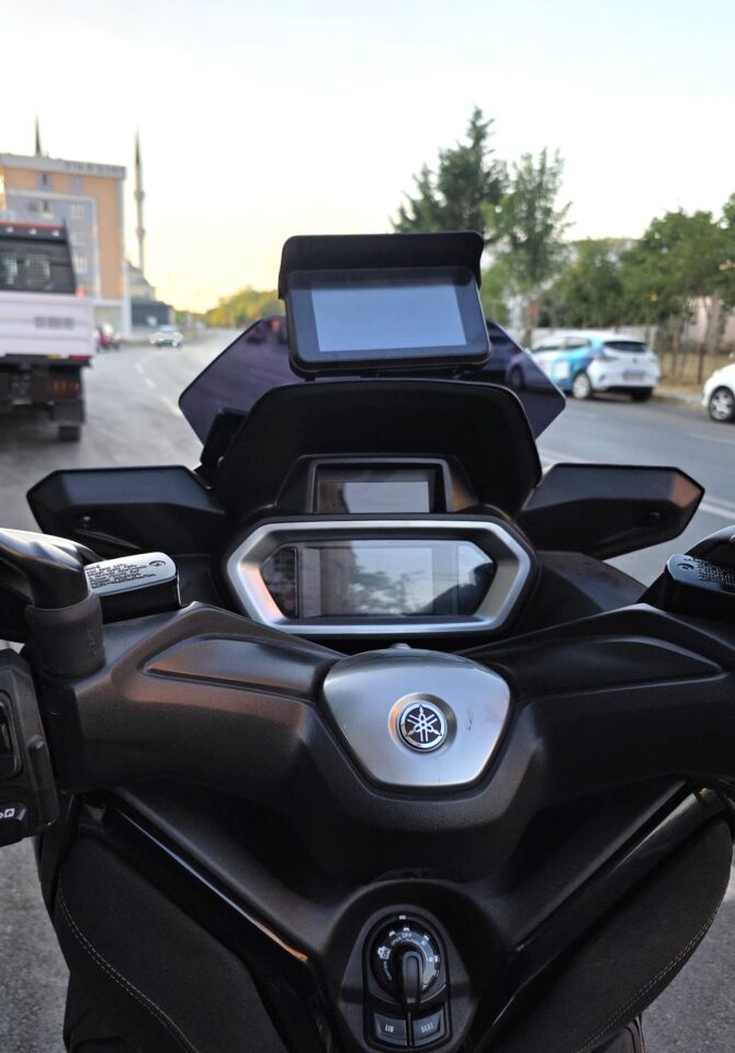 MOTOCAM Yamaha Xmax Ön Cam 2023-2026 Model 36cm Siyah Renkli 4mm SPORTİF