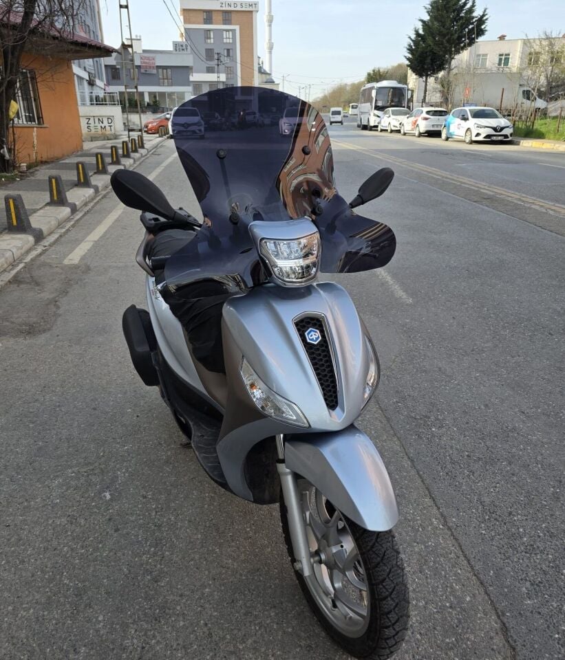 MOTOCAM Piaggio Medley S 150 Ön Cam 2021-2026 Model 56cm Siyah Renkli Elcikli APARATSIZDIR