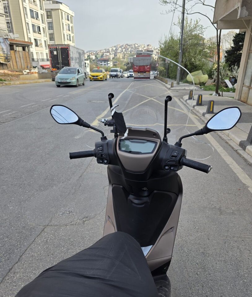 MOTOCAM Piaggio Medley S 150 Ön Cam 2021-2026 Model 56cm Şeffaf Renkli Elcikli APARATSIZDIR