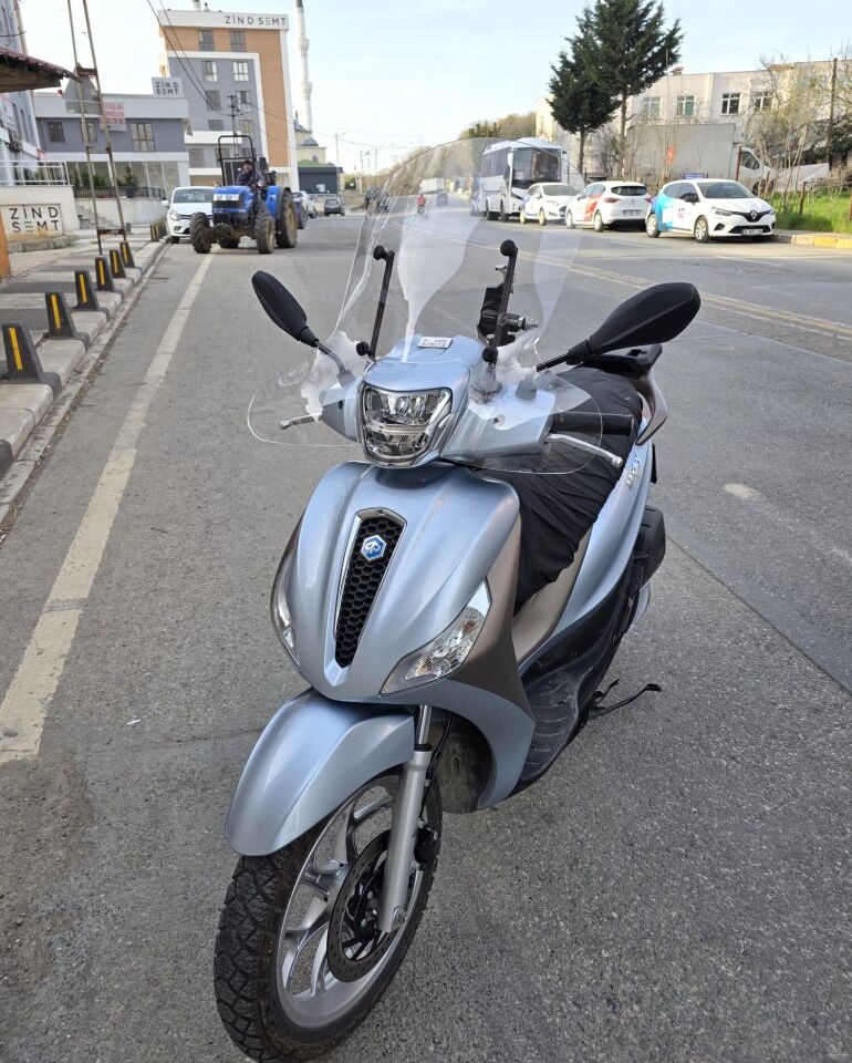 MOTOCAM Piaggio Medley S 150 Ön Cam 2021-2026 Model 56cm Şeffaf Renkli Elcikli APARATSIZDIR