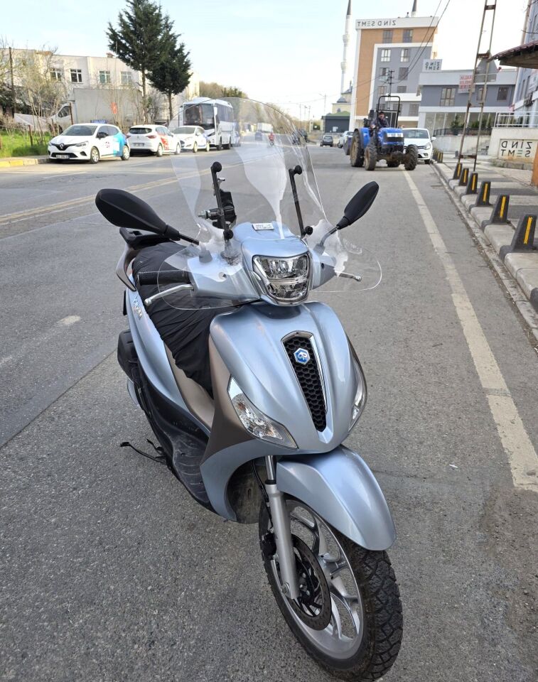 MOTOCAM Piaggio Medley S 150 Ön Cam 2021-2026 Model 56cm Şeffaf Renkli Elcikli APARATSIZDIR