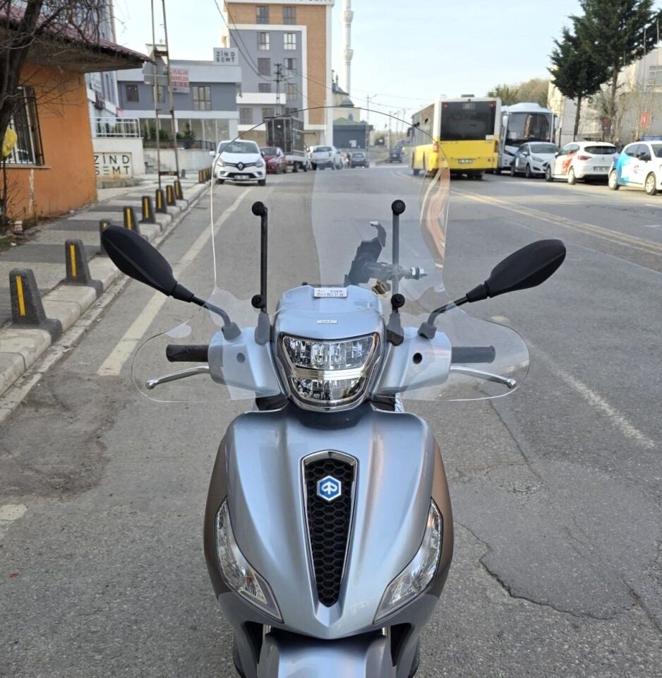 MOTOCAM Piaggio Medley S 150 Ön Cam 2021-2026 Model 56cm Şeffaf Renkli Elcikli APARATSIZDIR