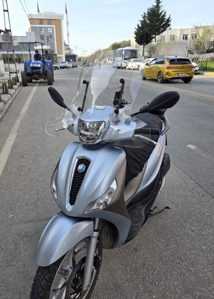 MOTOCAM Piaggio Medley S 150 Ön Cam 2021-2026 Model 56cm Şeffaf Renkli Elcikli APARATSIZDIR