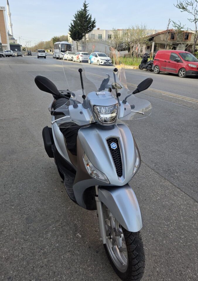 MOTOCAM Piaggio Medley S 150 Ön Cam 2021-2026 Model 56cm Şeffaf Renkli Elcikli APARATSIZDIR