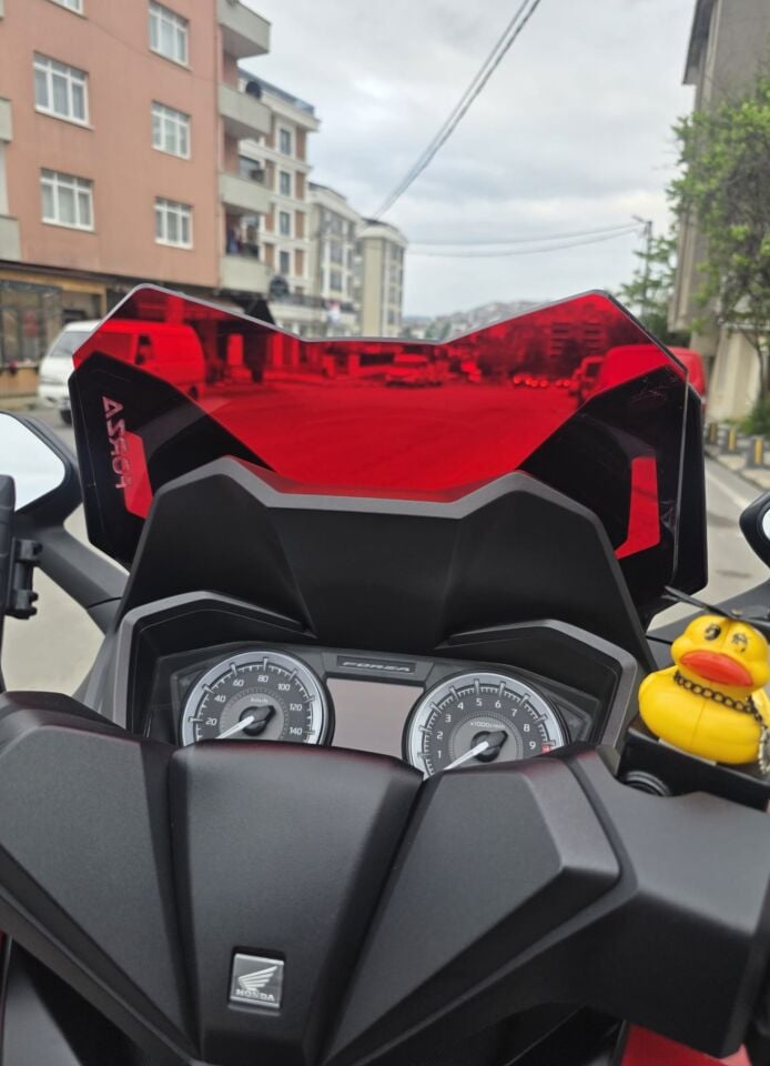 MOTOCAM Honda Forza 250 Ön Cam 2021-2026 Model 43cm Kırmızı Renkli 4mm
