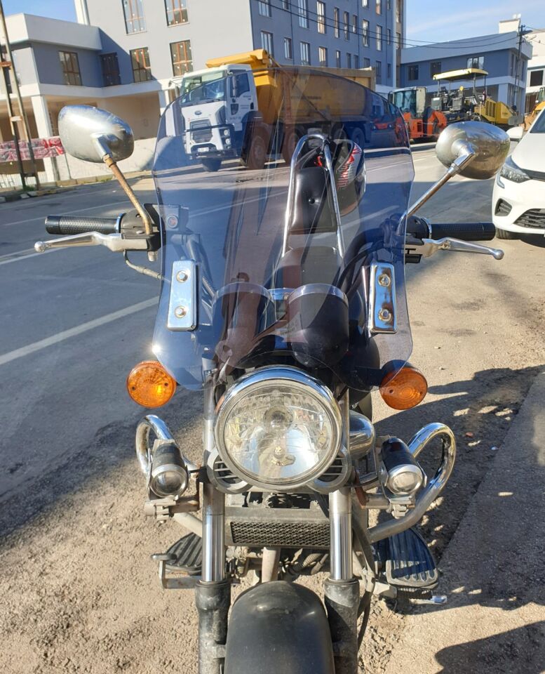 MOTOCAM Küba Süperlight 200 Ön Cam 2008-2026 Model 53cm Füme Renkli 4mm APARATSIZ