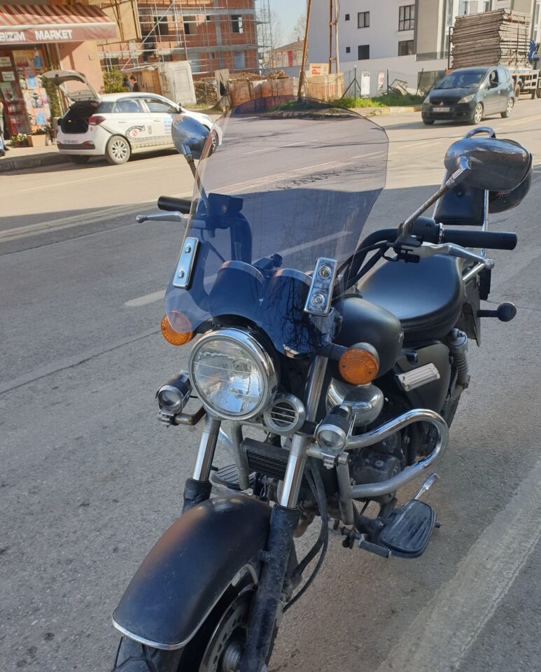 MOTOCAM Küba Süperlight 200 Ön Cam 2008-2026 Model 53cm Füme Renkli 4mm APARATSIZ