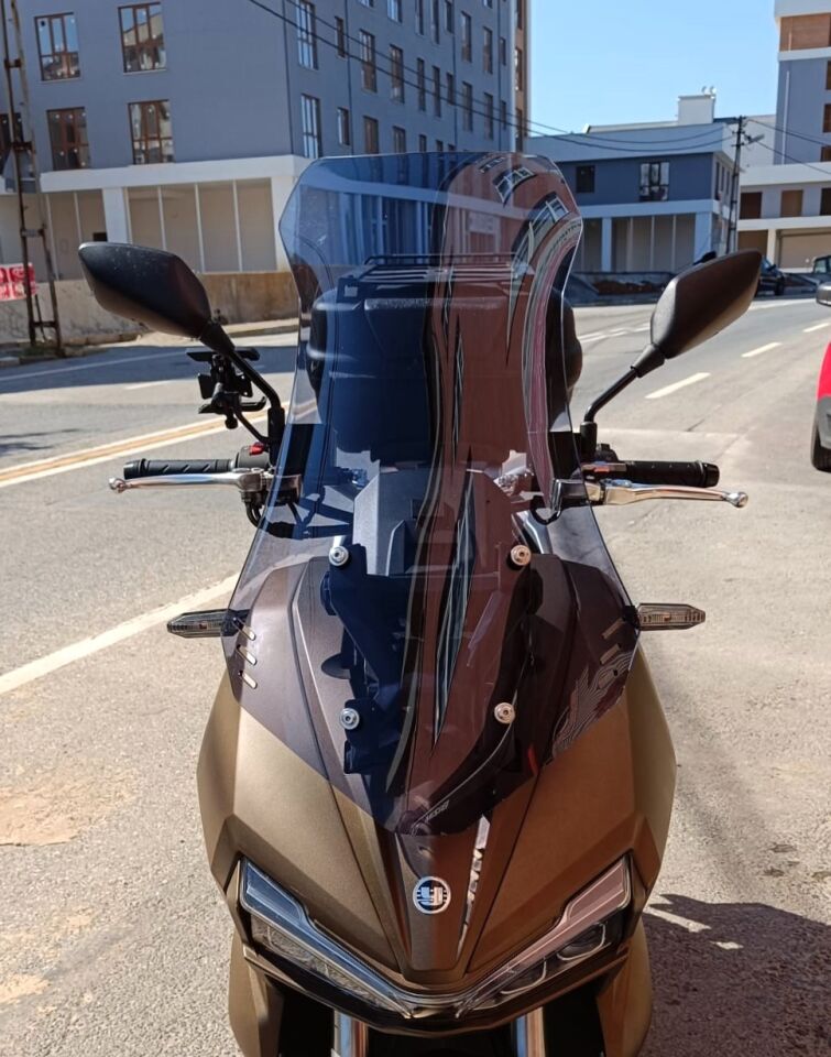 MOTOCAM Yuki Adventure 150 Ön Cam 2023-2026 Model 65cm Füme Renkli 4mm ORTA BOYLU