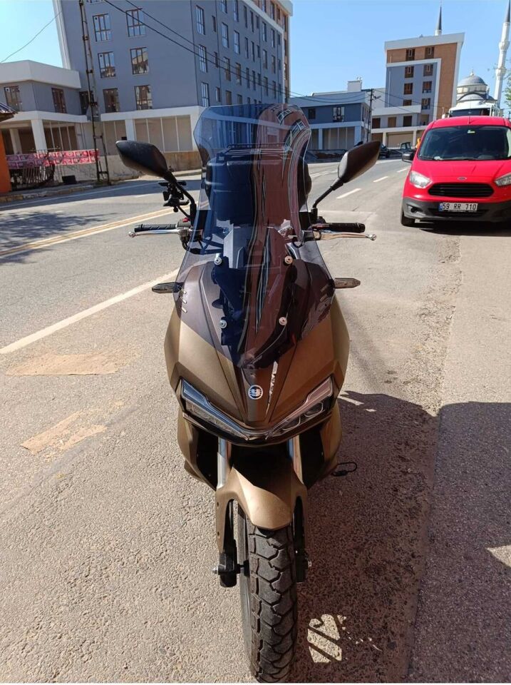 MOTOCAM Yuki Adventure 150 Ön Cam 2023-2026 Model 65cm Füme Renkli 4mm ORTA BOYLU