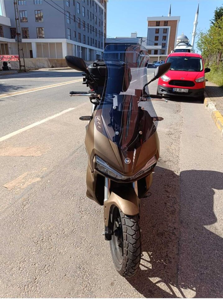 MOTOCAM Yuki Adventure 150 Ön Cam 2023-2026 Model 65cm Füme Renkli 4mm ORTA BOYLU