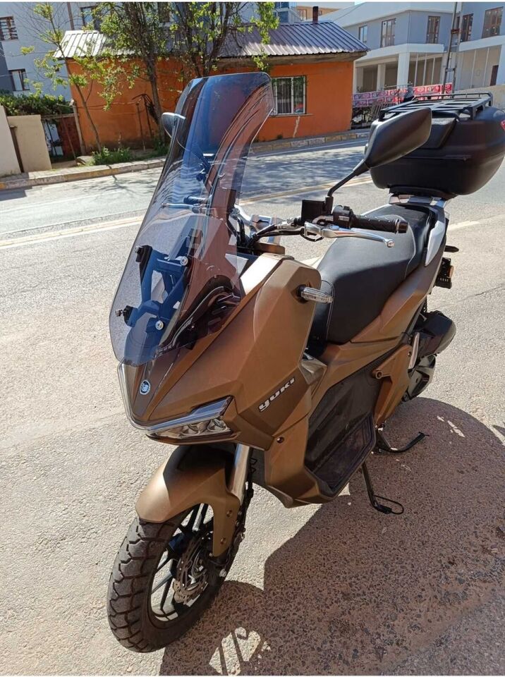 MOTOCAM Yuki Adventure 150 Ön Cam 2023-2026 Model 65cm Füme Renkli 4mm ORTA BOYLU