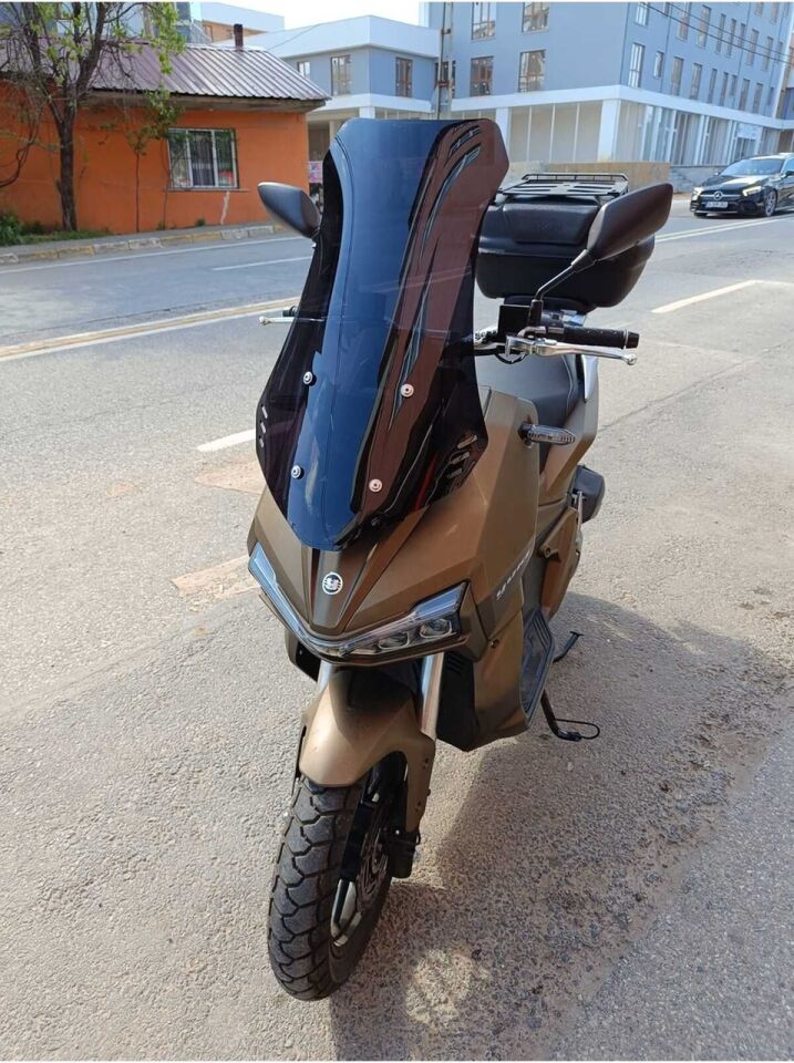 MOTOCAM Yuki Adventure 150 Ön Cam 2023-2026 Model 65cm Siyah Renkli 4mm ORTA BOYLU