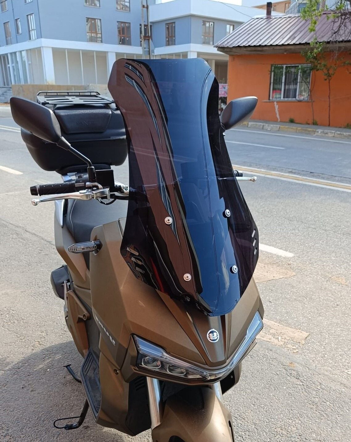 MOTOCAM Yuki Adventure 150 Ön Cam 2023-2026 Model 65cm Siyah Renkli 4mm ORTA BOYLU