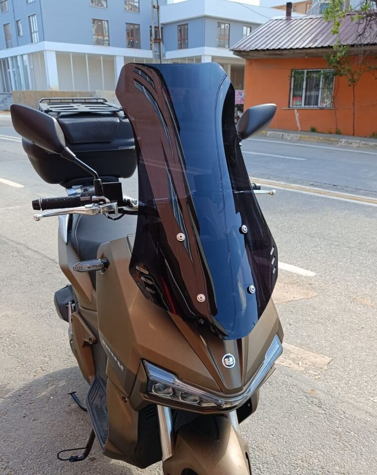 MOTOCAM Yuki Adventure 150 Ön Cam 2023-2026 Model 65cm Siyah Renkli 4mm ORTA BOYLU