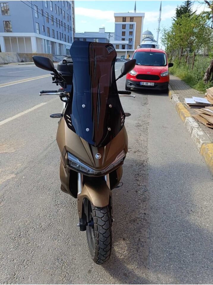 MOTOCAM Yuki Adventure 150 Ön Cam 2023-2026 Model 65cm Siyah Renkli 4mm ORTA BOYLU