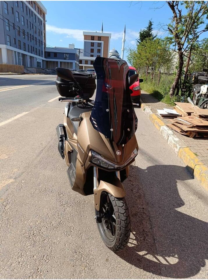 MOTOCAM Yuki Adventure 150 Ön Cam 2023-2026 Model 65cm Siyah Renkli 4mm ORTA BOYLU